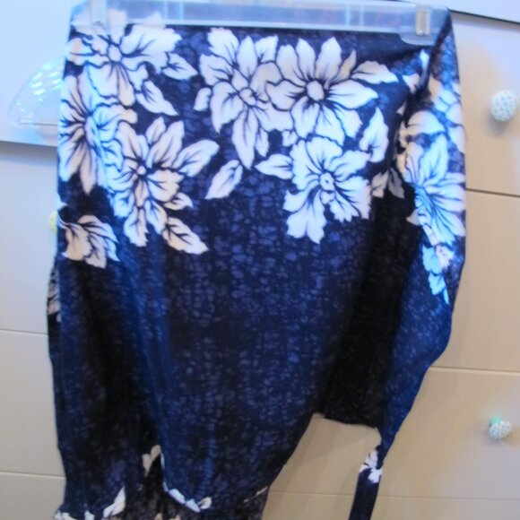Mamu Hawaiian Wrap A Round Mini Skirt. size medium. blue and white - Picture 5 of 6